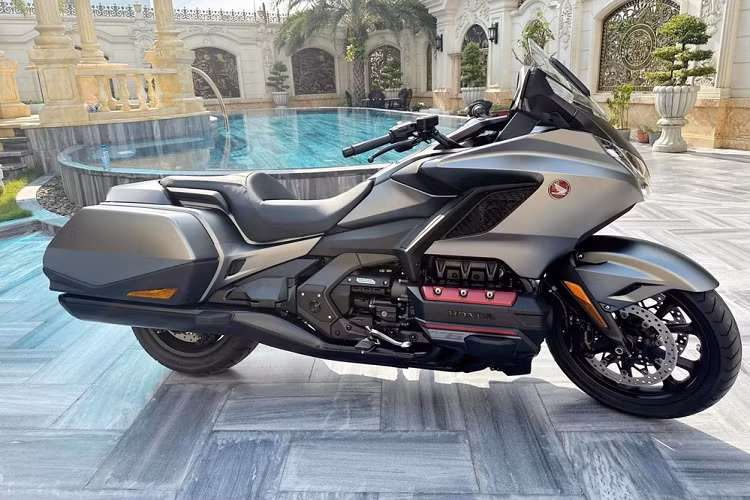 Đồng hành cùng sức mạnh trên, phiên bản Honda Gold Wing 2023 được trang bị tiêu chuẩn hộp số tự động ly hợp kép 7 cấp với chế độ sang số tay M hoặc tự động A. Xe sử dụng hệ dẫn động trục các-đăng đi cùng 4 chế độ lái tùy chọn gồm Tour (đường trường), Sport (thể thao), Econ (tiết kiệm) và Rain (đường trơn trượt).