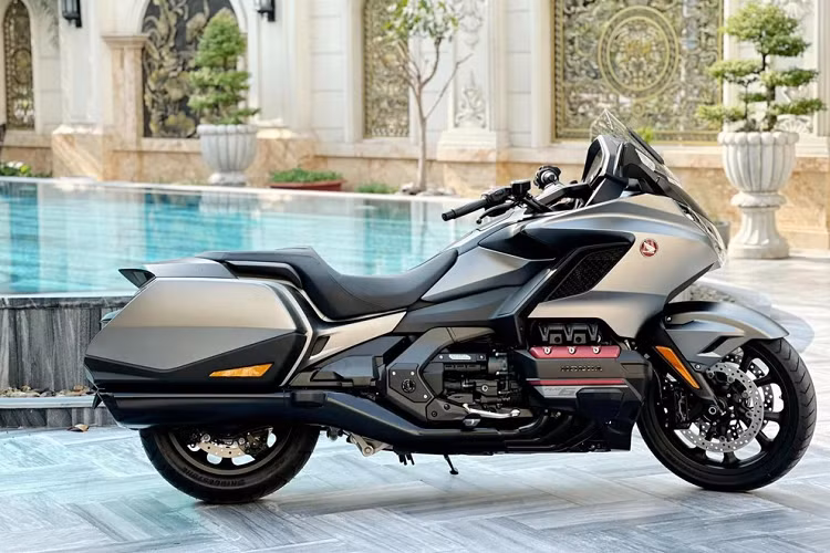 Mới đây nhất, đại gia Hoàng Kim Khánh tiếp tục gây chú ý khi tậu một chiếc Honda Goldwing 2023 hoàn toàn mới về garage của mình. Honda Goldwing của Hoàng Kim Khánh là một trong những mẫu môtô được các tay chơi xe phân khối lớn tại Việt Nam yêu thích nhất dù có giá bán không hề rẻ, đây được mệnh danh là ông vua đường trường với những trang bị không thua kém gì ôtô.