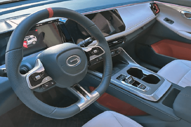 Bên sườn xe, Trumpchi GS3 Shadow Speed có bộ mâm lớn, sơn tối màu, ngoài ra tay nắm cửa ẩn, mở như siêu xe Lamborghini Huracan hay các mẫu xe Aston Martin.