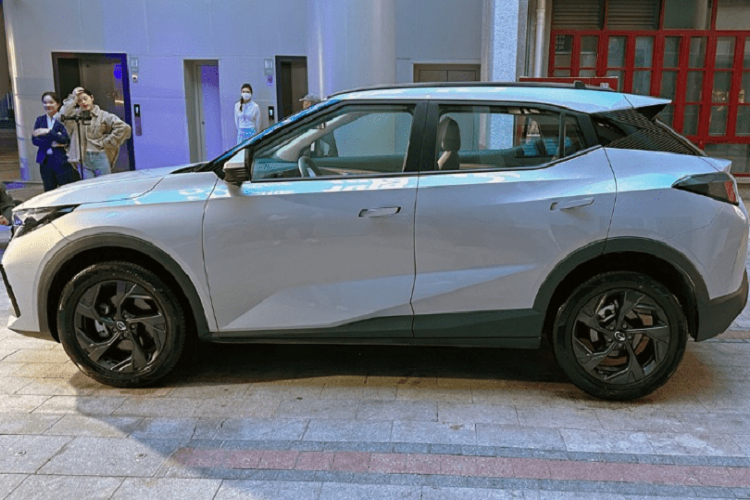 Ngay từ ngoại hình, Trumpchi GS3 Shadow Speed 2023 giá rẻ đã gây ấn tượng với mặt trước được tạo hình sắc cạnh mang hơi hướng các mẫu xe trong bộ phim khoa học viễn tưởng Transformer, dù nhìn vào thiết kế có thể thấy ngoại hình xe trông không lớn nhưng chiều dài cơ sở 2.650 mm vẫn rất ổn.