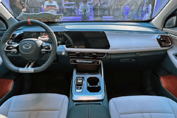 Xe sở hữu cụm đèn pha LED góc cạnh, các tấm ốp ở cản trước nối liền lên đến "đôi mắt" của xe, lưới tản nhiệt to bản, dựng dọc kéo dài xuống tận cản trước nhưng được chia làm 2 phần nhờ có thêm tấm vách ngăn, tiếp đó là 2 hốc gió bên mở rộng.