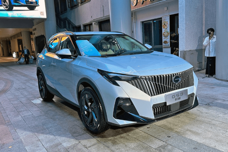 Vào ngày 8/3 vừa qua, Trumpchi - một thương hiệu xe Trung Quốc thuộc GAC Group được thành lập từ năm 2010 đã cho ra mắt Trumpchi GS3 Shadow Speed 2023 mới với 4 phiên bản, giá bán từ 85.80 đến 111.800 nhân dân tệ (tương đương 292 đến 380 triệu đồng).