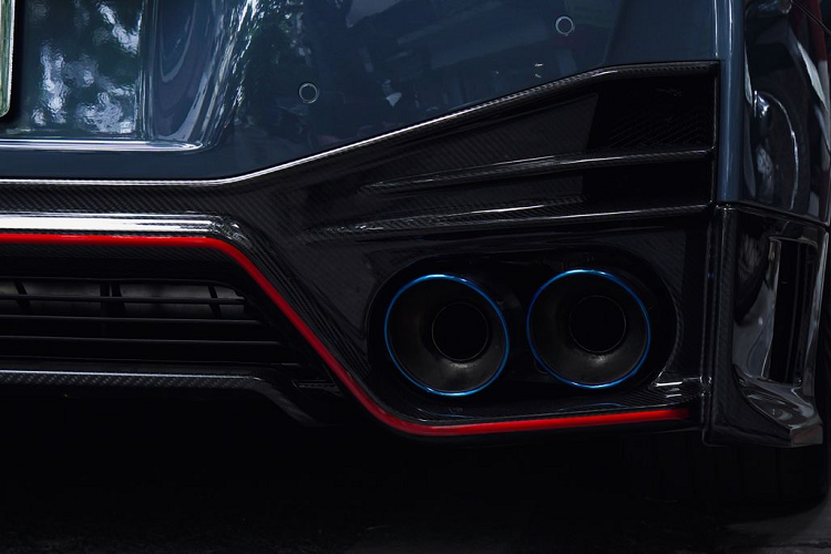 Trọng lượng của Nissan GT-R Nismo thế hệ mới này cũng đã giảm tới 30 kg so với phiên bản cũ. Theo chia sẻ của nhà sản xuất, GT-R Nismo thừa hưởng nhiều công nghệ từ xe đua GT-R GT3.