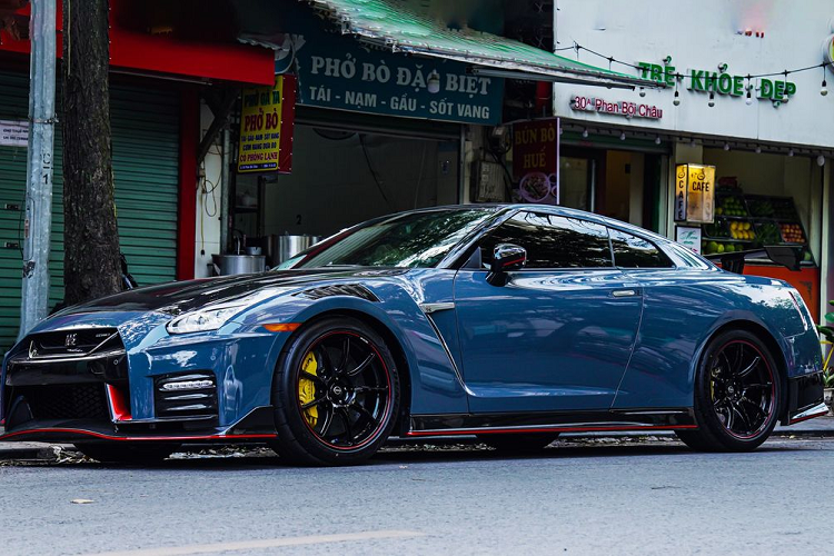 Tại nước ngoài, giá xe Nissan GT-R Nismo Special Edition khởi điểm từ 220.000 USD (tương đương khoảng 5,1 tỷ đồng). Khi về Việt Nam, chiếc xe này có giá khoảng 10 tỷ đồng.