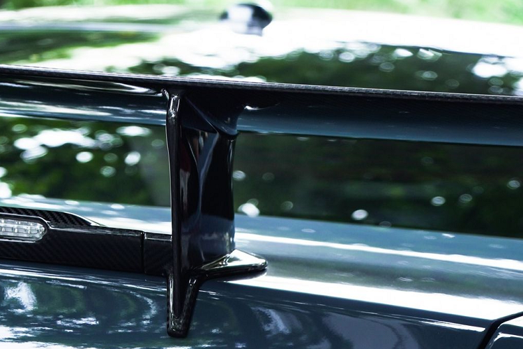 Nissan đã bổ sung thêm khe thoát gió phía trên hốc bánh trước bằng sợi carbon giúp giảm hiện tượng nhiễu động không khí quanh xe. Xe được trang bị bộ mâm RAYS đa chấu kích thước 20 inch được làm bằng nhôm nguyên khối với viền màu đỏ, đi kèm cùm phanh Brembo màu vàng có độ bền cao, nhẹ và chịu nhiệt tốt.