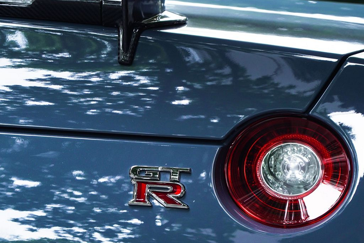 Di chuyển ra phía đuôi xe, Nissan GT-R Nismo Special Edition gây ấn tượng với cánh gió đuôi kiểu cổ thiên nga - thiết kế thường gặp trên các mẫu xe đua GT. Hệ thống ống xả của Nissan GT-R Nismo được làm bằng titanium đến từ thương hiệu Fujitsubo.