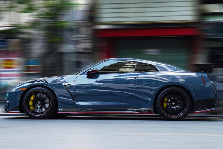 Cung cấp sức mạnh cho xe là động cơ tăng áp kép V6 3.8L sản sinh công suất 592 mã lực và mô-men xoắn cực đại 652 Nm, đi kèm hộp số ly hợp kép 6 cấp và hệ dẫn động 4 bánh, tương tự như GT-R Nismo đời cũ.