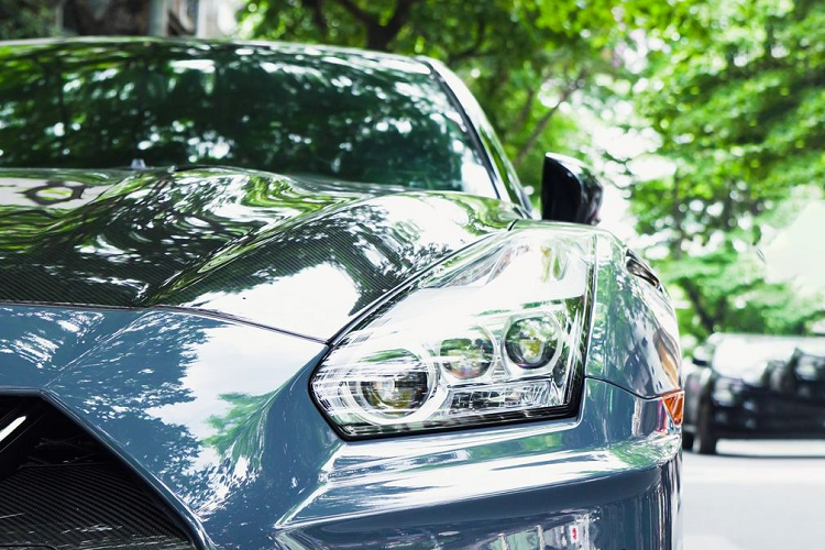 So với phiên bản thông thường, Nissan GT-R Nismo Special Edition có điểm đặc biệt nằm ở màu sơn ngoại thất xám Nismo Stealthy Gray. Xe có rất nhiều chi tiết được làm từ carbon ở ngoại thất như: nắp ca-pô, cản trước, cánh chia gió trước, hốc đèn sương mù, cản sau, khe gió, cánh chia gió sau, vỏ gương hay cả ốp sườn thể thao bên hông. 