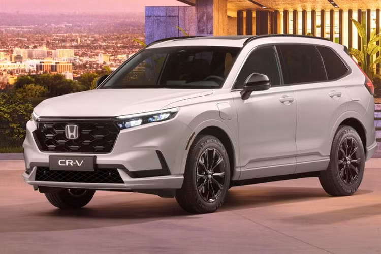 Bên ngoài, Honda CR-V 2023 tại châu Âu có thiết kế không khác gì xe ở thị trường Trung Quốc. Hai phiên bản e:HEV và e:PHEV của mẫu xe này cũng không khác biệt nhiều về mặt thiết kế, trừ logo trên cửa cốp nhằm giúp khách hàng phân biệt. Ngoài ra, Honda CR-V e:PHEV 2023 còn có thêm cổng sạc điện nằm ở chắn bùn trước bên trái.