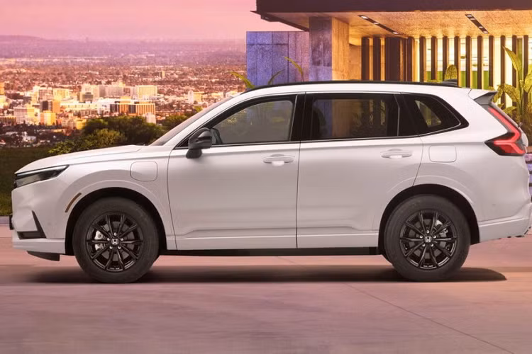 Hiện hãng Honda chưa công bố thông số cụ thể của CR-V e:HEV và e:PHEV ở châu Âu. Chỉ biết rằng Honda CR-V e:PHEV 2023 sẽ sử dụng mô-tơ điện công suất cao và trọng lượng nhẹ. Đồng thời, mẫu xe này có thể chạy 82 km ở chế độ thuần điện, đủ để người dùng đi lại hàng ngày trong thành phố. Thời gian sạc đầy pin cho xe là khoảng 2,5 tiếng nếu nhiệt độ pin ở mức 25 độ.