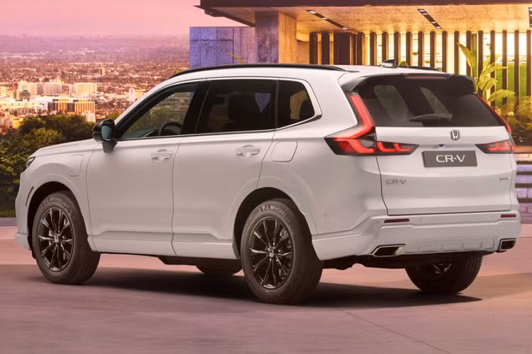 Hệ thống điều hòa tự động và hệ thống âm thanh Bose 12 loa cũng được trang bị cho xe. Quan trọng hơn, Honda CR-V 2023 còn có gói công nghệ an toàn chủ động Honda Sensing 360 mới. Đây là mẫu xe Honda đầu tiên đi kèm gói công nghệ này.