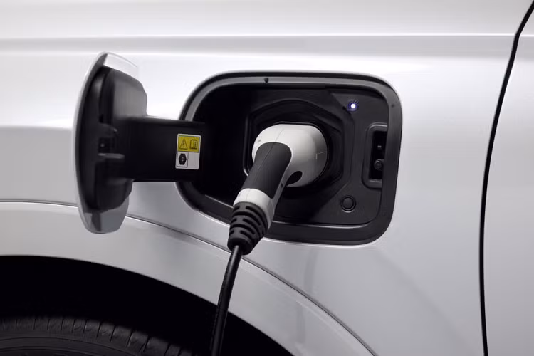 Như vậy, Honda CR-V e:PHEV 2023 ở châu Âu có quãng đường di chuyển bằng pin dài hơn xe tại Trung Quốc. Ở thị trường Trung Quốc, xe dùng động cơ xăng, công suất tối đa 110 kW (khoảng 147 mã lực) và mô-men xoắn cực đại 183 Nm, kết hợp cùng hộp số E-CVT.