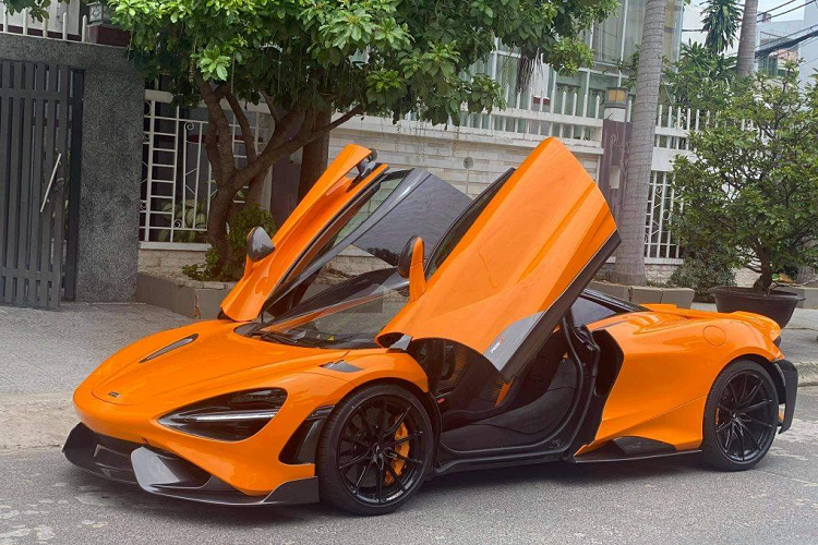 Siêu xe McLaren 765LT đầu tiên mang biển số của miền Tây có ngoại thất sơn màu cam McLaren Orange cùng với vô số các chi tiết bằng carbon. Siêu xe giới hạn này có nhiều khác biệt so với bản tiêu chuẩn từ cản va trước, hốc gió trên vòm bánh xe, mâm mới có khắc logo 765LT, cánh gió cao hơn và quan trọng nhất vẫn là 4 ống xả.