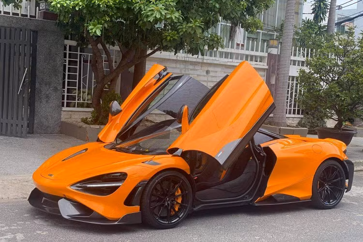 Siêu xe McLaren 765LT đầu tiên mang biển số của miền Tây có ngoại thất sơn màu cam McLaren Orange cùng với vô số các chi tiết bằng carbon. Siêu xe giới hạn này có nhiều khác biệt so với bản tiêu chuẩn từ cản va trước, hốc gió trên vòm bánh xe, mâm mới có khắc logo 765LT, cánh gió cao hơn và quan trọng nhất vẫn là 4 ống xả.