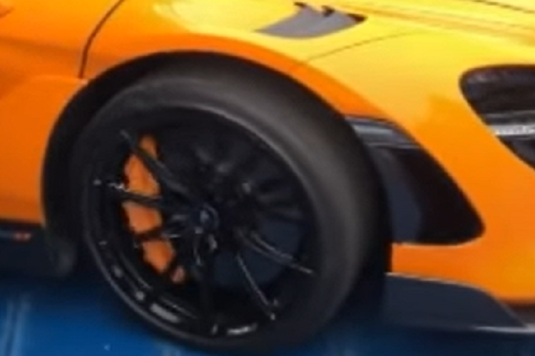 Chiếc xe McLaren 765LT biển số Kiên Giang khiến không ít người tò mò chủ nhân phải chi bao nhiêu tiền để giúp xe lăn bánh với biển trắng. Con số cuối cùng có thể khiến nhiều người sốc. Tại Việt Nam, các siêu xe McLaren 765LT có giá bán từ 33 tỷ đồng