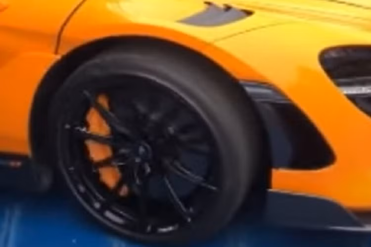 Chiếc xe McLaren 765LT biển số Kiên Giang khiến không ít người tò mò chủ nhân phải chi bao nhiêu tiền để giúp xe lăn bánh với biển trắng. Con số cuối cùng có thể khiến nhiều người sốc. Tại Việt Nam, các siêu xe McLaren 765LT có giá bán từ 33 tỷ đồng