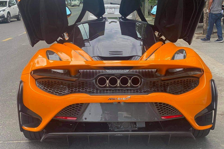 Vì thế, ước tính dân chơi Kiên Giang phải chi ra trên 36 tỷ đồng để sở hữu chiếc xe McLaren 765LT mang số thứ tự 381 trên tổng số 765 được sản xuất toàn cầu. Khá thú vị là biển số chiếc siêu xe McLaren 765LT khá bình thường so với các xe khác mà chủ nhân này sở hữu đều mang biển ngũ quý cũng như các số đẹp khác.