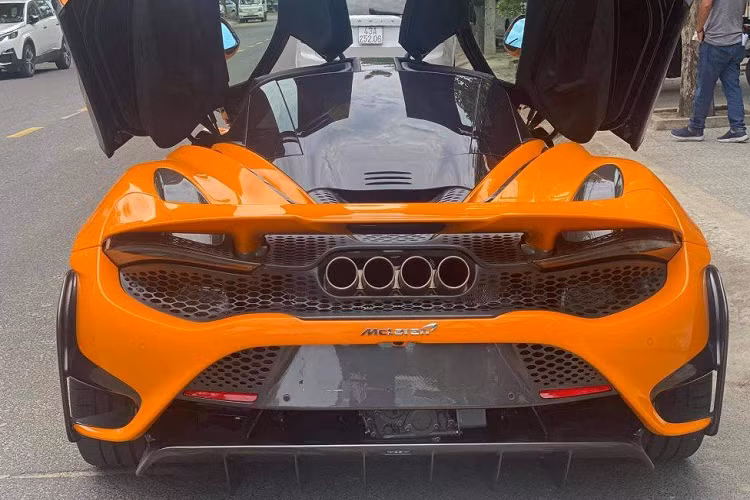 Vì thế, ước tính dân chơi Kiên Giang phải chi ra trên 36 tỷ đồng để sở hữu chiếc xe McLaren 765LT mang số thứ tự 381 trên tổng số 765 được sản xuất toàn cầu. Khá thú vị là biển số chiếc siêu xe McLaren 765LT khá bình thường so với các xe khác mà chủ nhân này sở hữu đều mang biển ngũ quý cũng như các số đẹp khác.