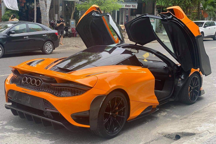 Có vẻ như khi bấm biển cho siêu xe McLaren 765LT hơn 36 tỷ đồng, dân chơi xe Kiên Giang không may mắn như dàn xe Porsche, Mercedes-Maybach hay Lexus đầy "xịn sò" với biển số cực đẹp liên quan đến con số 2 từ tam hoa đến tứ quý.