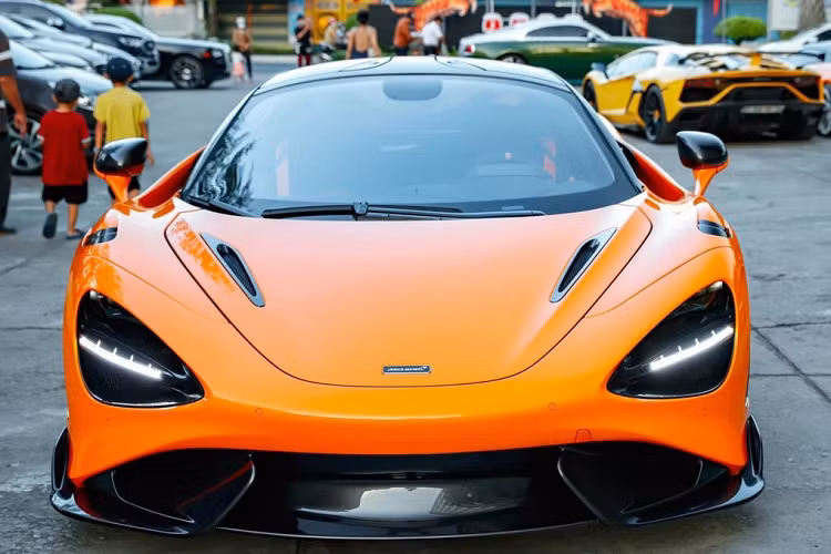 McLaren 765LT sở hữu khối động cơ V8, tăng áp kép, dung tích 4.0 lít, sản sinh công suất tối đa 755 mã lực và mô-men xoắn cực đại 800 Nm. Phiên bản giới hạn của siêu xe McLaren 720S chỉ mất thời gian 2,7 giây để tăng tốc lên 97 km/h từ vị trí xuất phát trước khi đạt vận tốc tối đa 330 km/h.