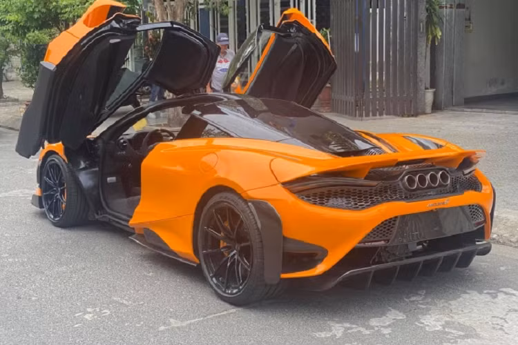 Được biết, chủ nhân chiếc siêu xe McLaren 765LT mang biển số Kiên Giang đã trang bị lại khẩu pháo cho xe theo hãng Novitec với điểm nhấn là được mạ vàng mịn phong cách rất Trung Đông.