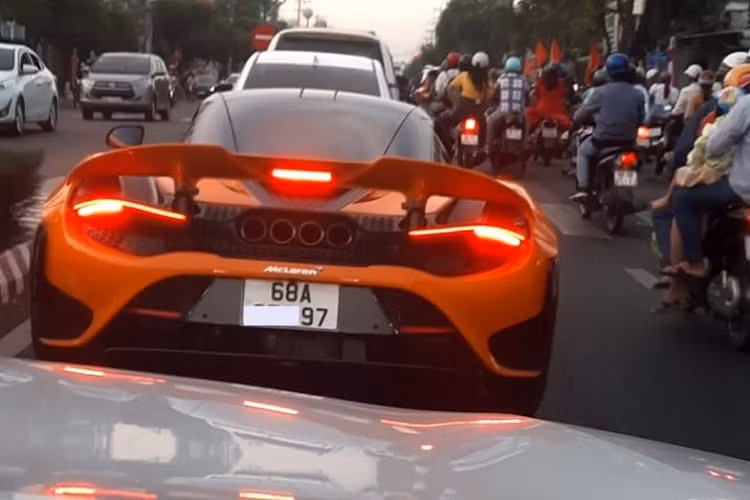 Thông tin tìm hiểu chúng tôi có được, đây là một chiếc siêu xe thuộc phiên bản McLaren 765LT, vốn chỉ có đúng 765 chiếc trên toàn thế giới và đây là xe thứ 4 về nước, chủ nhân là một người tên Phương ở Kiên Giang đã sở hữu siêu xe này được 2 năm qua.