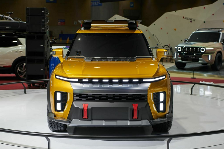 Về thiết kế, KG Mobility Torres EVX có “ngoại hình” khá giống với “người anh em” Torres. Nếu Torres có mặt trước táo bạo với 6 thanh dọc thì KG Mobility Torres EVX “nhẹ nhàng” hơn với dải đèn LED định vị ban ngày nằm vắt ngang với 6 vạch kẻ nhỏ ở giữa. Đặc biệt, dải đèn này có thể sáng tuần tự, tạo hiệu ứng thị giác độc đáo.