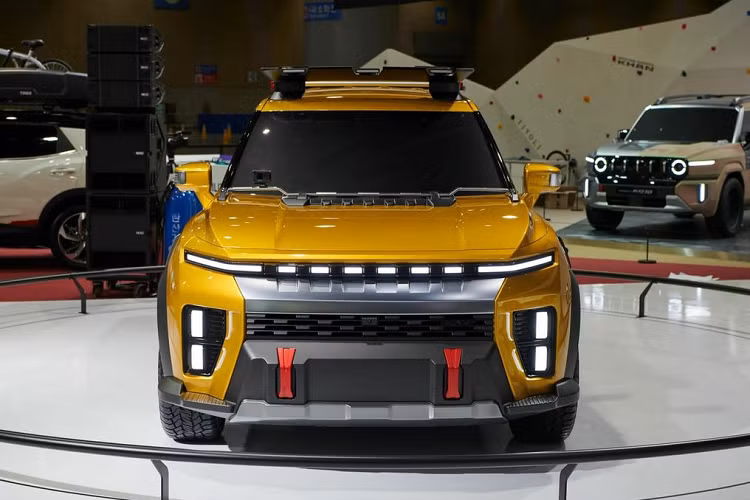 Về thiết kế, KG Mobility Torres EVX có “ngoại hình” khá giống với “người anh em” Torres. Nếu Torres có mặt trước táo bạo với 6 thanh dọc thì KG Mobility Torres EVX “nhẹ nhàng” hơn với dải đèn LED định vị ban ngày nằm vắt ngang với 6 vạch kẻ nhỏ ở giữa. Đặc biệt, dải đèn này có thể sáng tuần tự, tạo hiệu ứng thị giác độc đáo.