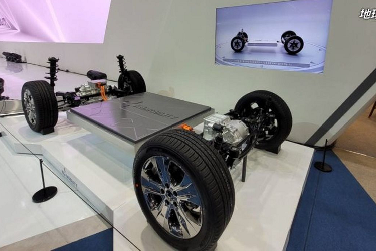 Torres EVX sẽ được xây dựng trên nền tảng xe điện hoàn toàn mới của KG Mobility. KG Mobility Torres EVX 2023 mới có kích thước chiều dài x rộng x cao lần lượt là 4.715 × 1.890 × 1.721mm, chiều dài cơ sở 2.680mm. Tổng thể hình dáng xe lớn hơn một chút so với Korando e-Motion đã được bán tại Đài Loan, nhưng nhỏ hơn so với chiếc SUV cỡ trung và cỡ lớn của thương hiệu Rexton.