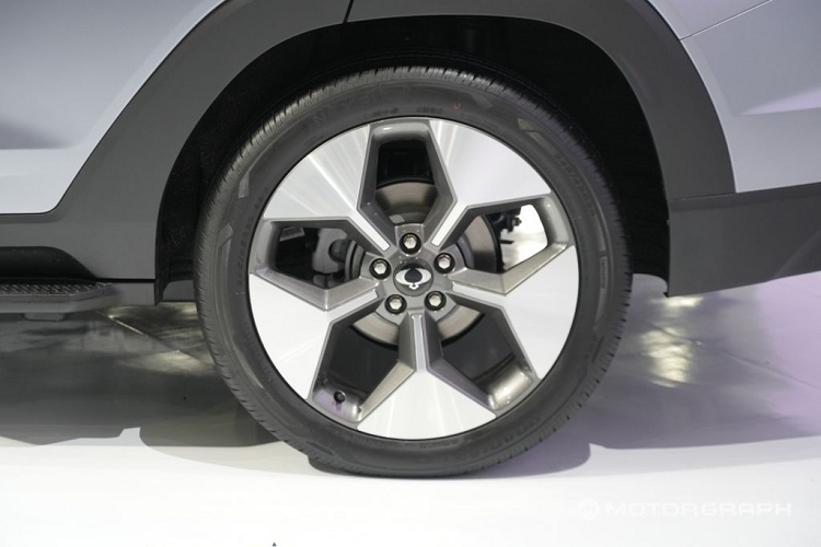 Sâu xuống phía dưới, ở cạnh của cản trước là cụm đèn pha LED. Tiếp đến là hốc gió trung tâm hình thang khá lớn trên cản trước. Đáng chú ý, phía trên hốc gió trung tâm còn có 2 nắp che móc kéo cứu hộ. Cuối cùng là ốp gầm màu bạc làm tăng thêm vẻ thể thao cho chiếc SUV.