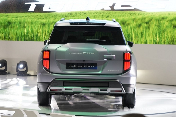 Được biết, cụm pin này cung cấp phạm vi hoạt động tối đa 500 km sau khi sạc đầy, theo chu trình thử nghiệm WLTP. Theo kế hoạch, xe sẽ chính thức được sản xuất thương mại tại Hàn Quốc vào nửa cuối năm nay. Mức giá xe KG Mobility Torres EVX 2023 bán ra tại Hàn Quốc chỉ khoảng 30 triệu Won (khoảng 550,5 triệu đồng).