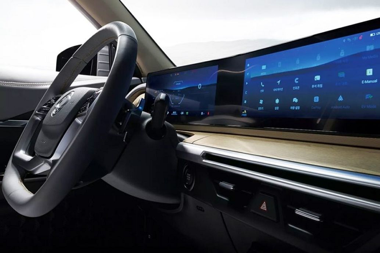 Nhìn ngang hông xe, KG Mobility Torres EVX trông khá cứng cáp và mạnh mẽ với những đường gấp chạy ngang thân xe. Hốc bánh tạo hình vuông vức kết hợp với nẹp màu đen càng làm tăng thêm vẻ khoẻ khoắn cho chiếc SUV. Nằm trong hốc bánh là bộ vành hợp kim 5 chấu hình bông hoa độc đáo.