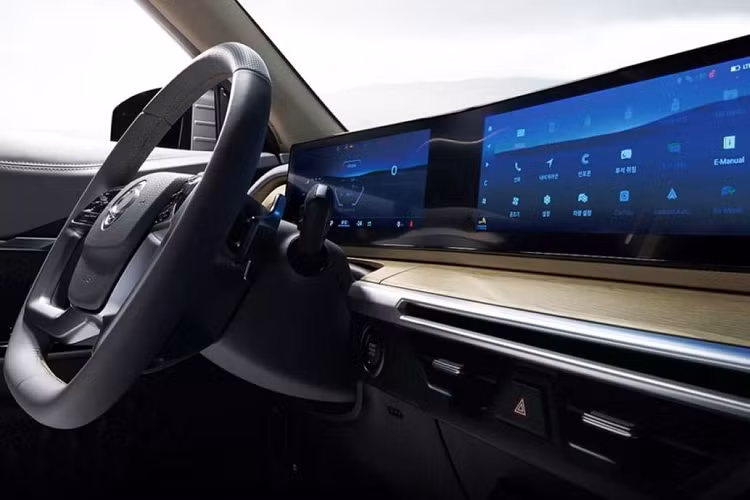 Nhìn ngang hông xe, KG Mobility Torres EVX trông khá cứng cáp và mạnh mẽ với những đường gấp chạy ngang thân xe. Hốc bánh tạo hình vuông vức kết hợp với nẹp màu đen càng làm tăng thêm vẻ khoẻ khoắn cho chiếc SUV. Nằm trong hốc bánh là bộ vành hợp kim 5 chấu hình bông hoa độc đáo.