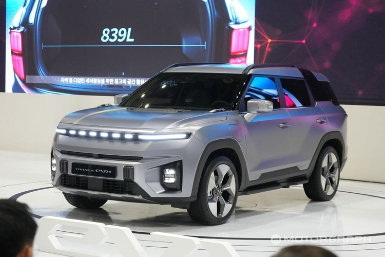 Và gần đây, KG Mobility đã có những động thái trở lại “sân chơi” đang rất sôi động này. Theo đó, tại triển lãm Ô tô Seoul 2023 khai mạc tại Hàn Quốc, KG Mobility đã chính thức ra mắt mẫu SUV thuần điện mới của mình mang tên Torres EVX. Trước đó, một mẫu SUV cỡ C mang tên Torres cũng đã được giới thiệu tại Hàn Quốc nhưng dùng động cơ đốt trong.