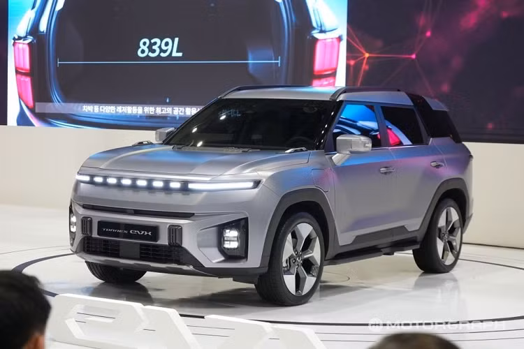 Và gần đây, KG Mobility đã có những động thái trở lại “sân chơi” đang rất sôi động này. Theo đó, tại triển lãm Ô tô Seoul 2023 khai mạc tại Hàn Quốc, KG Mobility đã chính thức ra mắt mẫu SUV thuần điện mới của mình mang tên Torres EVX. Trước đó, một mẫu SUV cỡ C mang tên Torres cũng đã được giới thiệu tại Hàn Quốc nhưng dùng động cơ đốt trong.