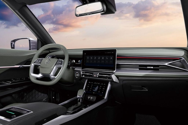 Gương chiếu hậu của xe có kích thước khá lớn, bệ bước chân được thiết kế chia đôi và cột C màu đen bóng, kéo dài lên nóc. Cổng sạc của xe nằm ở chắn bùn trước bên trái. Di chuyển ra phía sau, KG Mobility Torres EVX gây ấn tượng với cụm đèn hậu nằm dọc, chia thành 2 tầng. Phần giữa cửa cốp được làm phồng lên, tạo cảm giác như đang đeo lốp dự phòng.