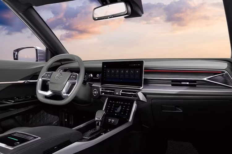 Gương chiếu hậu của xe có kích thước khá lớn, bệ bước chân được thiết kế chia đôi và cột C màu đen bóng, kéo dài lên nóc. Cổng sạc của xe nằm ở chắn bùn trước bên trái. Di chuyển ra phía sau, KG Mobility Torres EVX gây ấn tượng với cụm đèn hậu nằm dọc, chia thành 2 tầng. Phần giữa cửa cốp được làm phồng lên, tạo cảm giác như đang đeo lốp dự phòng.