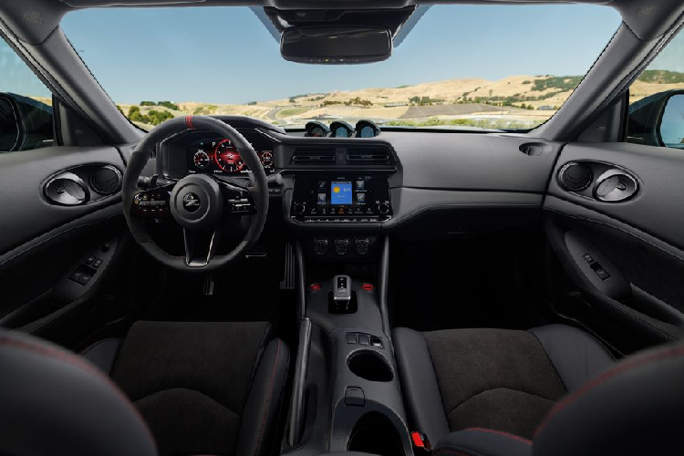 Nóc xe được sơn đen để tạo độ tương phản, trong khi mâm được sơn đen bóng. Nissan Z NISMO 2024 được cải tiến đáng kể về khí động học, tăng lực ép xuống mặt đường.