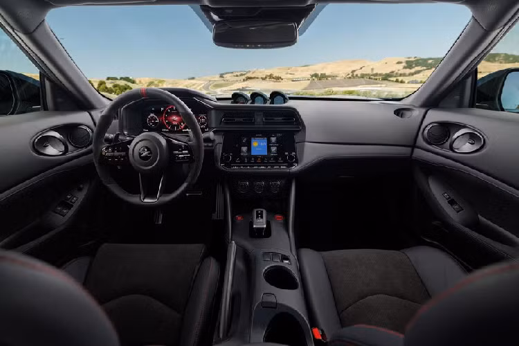 Nóc xe được sơn đen để tạo độ tương phản, trong khi mâm được sơn đen bóng. Nissan Z NISMO 2024 được cải tiến đáng kể về khí động học, tăng lực ép xuống mặt đường.