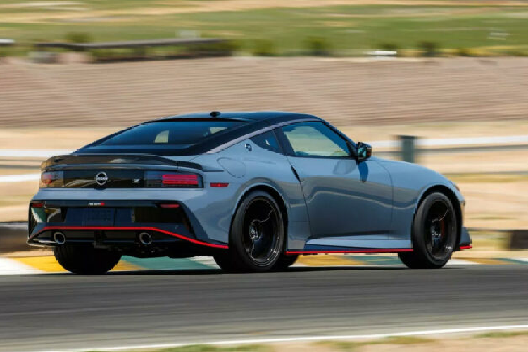 Theo các thông tin rò rỉ, mức giá gói Sport tăng 1.220 USD, nâng mức giá khởi điểm là 43.305 USD. Gói Performance bổ sung thêm hệ thống treo thể thao, vi sai trượt giới hạn, nâng cấp phanh… Giá của gói Performance cũng tăng tượng tự như Sport, mức khởi điểm là 53.305 USD (đã bao gồm phí vận chuyển áp dụng 1.095 USD cho tất cả các mẫu Z).