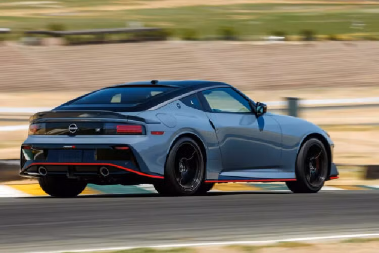 Theo các thông tin rò rỉ, mức giá gói Sport tăng 1.220 USD, nâng mức giá khởi điểm là 43.305 USD. Gói Performance bổ sung thêm hệ thống treo thể thao, vi sai trượt giới hạn, nâng cấp phanh… Giá của gói Performance cũng tăng tượng tự như Sport, mức khởi điểm là 53.305 USD (đã bao gồm phí vận chuyển áp dụng 1.095 USD cho tất cả các mẫu Z).