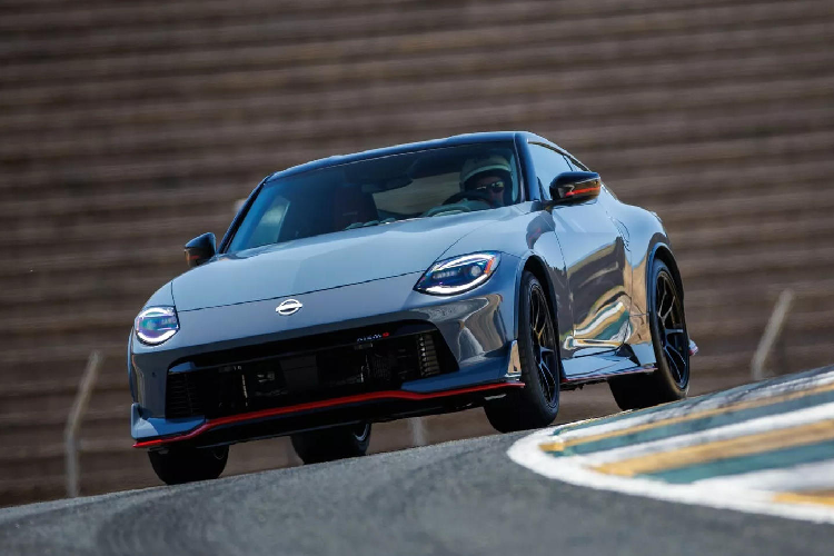 Các tiện ích trên Z NISMO 2024 giống với biến thể Performance cao cấp trước đây, chẳng hạn như hệ thống thông tin giải trí màn hình cảm ứng 9 inch, hệ thống âm thanh Bose 8 loa, điều hòa tự động, hệ thống hỗ trợ người lái tiên tiến có thể kể đến như AEB, giám sát điểm mù, cảnh báo phương tiện cắt ngang phía sau, cảnh báo chệch làn đường, ga tự động thích ứng… Hiện mức giá xe Nissan Z Nismo 2024 vẫn chưa được xác nhận