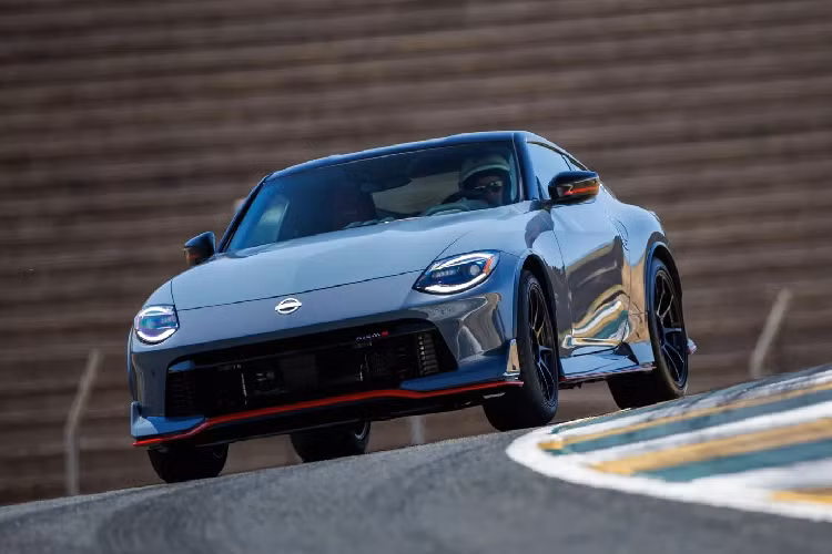 Các tiện ích trên Z NISMO 2024 giống với biến thể Performance cao cấp trước đây, chẳng hạn như hệ thống thông tin giải trí màn hình cảm ứng 9 inch, hệ thống âm thanh Bose 8 loa, điều hòa tự động, hệ thống hỗ trợ người lái tiên tiến có thể kể đến như AEB, giám sát điểm mù, cảnh báo phương tiện cắt ngang phía sau, cảnh báo chệch làn đường, ga tự động thích ứng… Hiện mức giá xe Nissan Z Nismo 2024 vẫn chưa được xác nhận