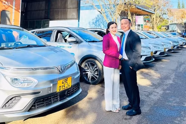 Hồi tháng 5/2022, Lado đã trở thành hãng xe taxi đầu tiên sử dụng ôtô điện tại Việt Nam khi đưa vào vận hành 50 chiếc VinFast e34. Mới đây, hãng taxi này lại tiếp tục bổ sung 18 chiếc Vinfast VF e34 chạy điện nhằm tăng cường đội xe phục vụ khách dịp cuối năm. 