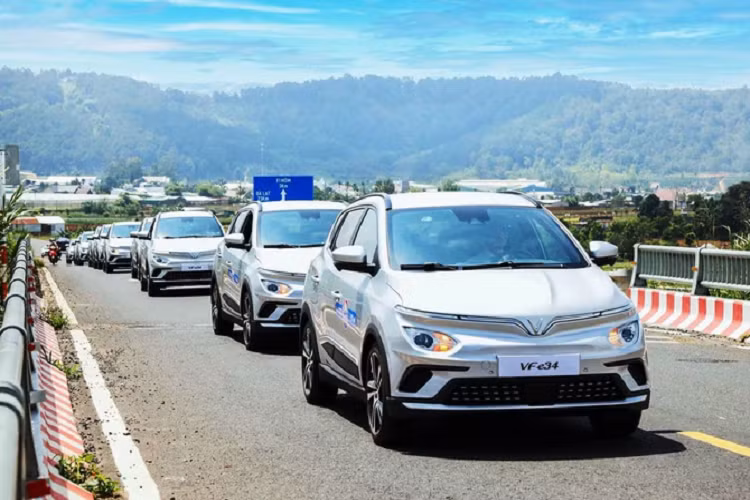 Quãng đường xe di chuyển được sau mỗi lần sạc đầy khoảng 285km. Bên cạnh đó, VinFast cũng cung cấp giải pháp sạc nhanh cho phép xe đi được khoảng 180 km chỉ sau khoảng 18 phút sạc.