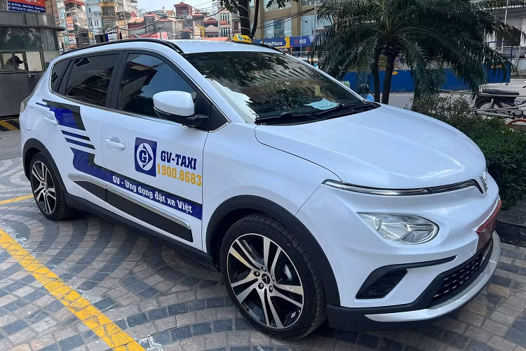 VinFast VF e34 được trang bị mô tơ điện công suất tối đa 110kW và mô-men xoắn cực đại 242 Nm. Cung cấp năng lượng cho khối động cơ trên là cụm pin lithium-ion với dung lượng 42kWh. Đối với chế độ sạc thường, pin ôtô điện Vinfast VF e34 sẽ được sạc đầy trong khoảng 8 giờ.