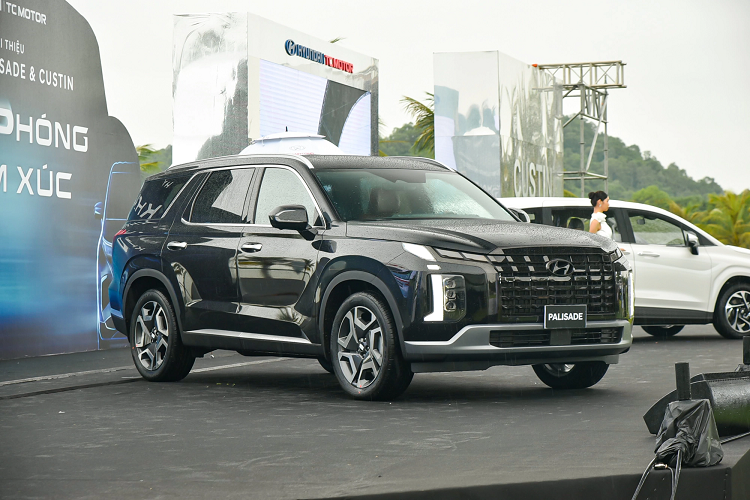 "Trái tim" của Hyundai Palisade tại Việt Nam là động cơ diesel R 2.2, cho công suất tối đa 200 mã lực và mô-men xoắn cực đại 440 Nm. Đi kèm với động cơ này là hộp số tự động 8 cấp và hệ dẫn động 4 bánh HTRAC.