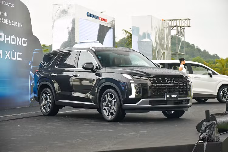 "Trái tim" của Hyundai Palisade tại Việt Nam là động cơ diesel R 2.2, cho công suất tối đa 200 mã lực và mô-men xoắn cực đại 440 Nm. Đi kèm với động cơ này là hộp số tự động 8 cấp và hệ dẫn động 4 bánh HTRAC.