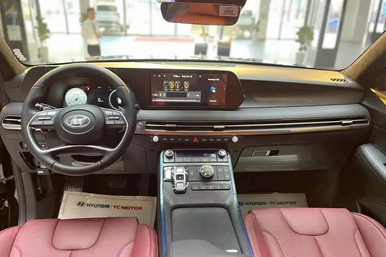 Cụ thể, một số đại lý hiện đang bán Hyundai Palisade bản Prestige 6 chỗ cao cấp nhất với giá cao hơn khoảng 70-80 triệu đồng so với mức khuyến nghị của hãng. Cá biệt, có một đại lý ở khu vực Hà Nội kênh giá bán Hyundai Palisade phiên bản này với giá lên đến 1,7 tỷ đồng, chênh tới 111 triệu đồng so với mức khuyến nghị.