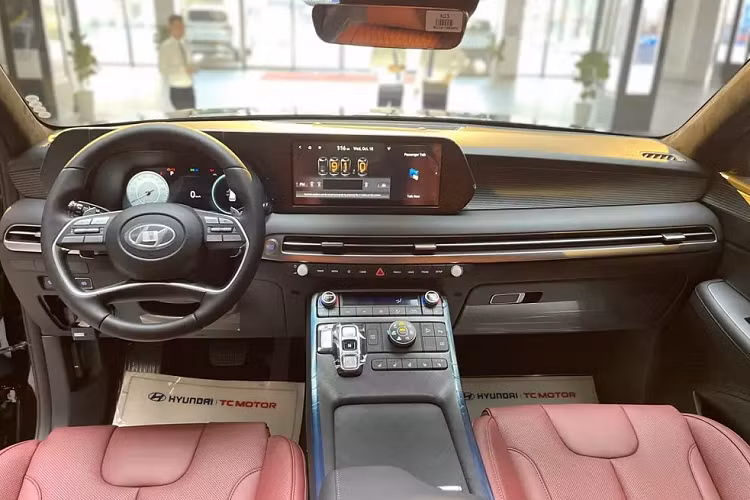 Cụ thể, một số đại lý hiện đang bán Hyundai Palisade bản Prestige 6 chỗ cao cấp nhất với giá cao hơn khoảng 70-80 triệu đồng so với mức khuyến nghị của hãng. Cá biệt, có một đại lý ở khu vực Hà Nội kênh giá bán Hyundai Palisade phiên bản này với giá lên đến 1,7 tỷ đồng, chênh tới 111 triệu đồng so với mức khuyến nghị.